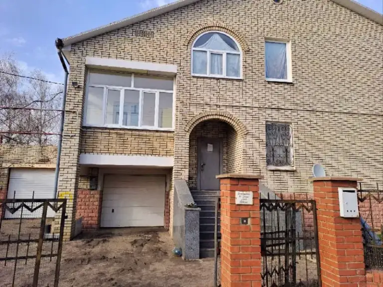 Продам 3-этажный 🏡 дом 289м2 с участком 30 соток

🌇В андреевке (13 км от донецка, мариупольское направление)📍

✅Просторный кирпичный дом (6 уровней) с удобной планировкой: кухня, 3 спальни, кабинет, бильярдная, каминный зал, мансарда, гараж на 2 авто в доме и подвальный этаж. Также есть пристроенный утепленный гараж.

✅Участок 30 соток правильной формы. На территории огородной части участка есть разрешение на строительство. Также на территории расположены хозпостройки, двор и дорожки выложены фэм плиткой.

✅Коммуникации: газ, свет, генератор, водоснабжение из колодца (насос), отопление и гвс через автономный двухконтурный газовый котел.

🌎Отличное расположение – тихое место рядом с городом, удобный подъезд по новой асфальтированной дороге.

💰Стоимость 19 500 000 ₽

📲☎️+79499897033 Наталья

Подписаться | дать объявление - фотография - 2