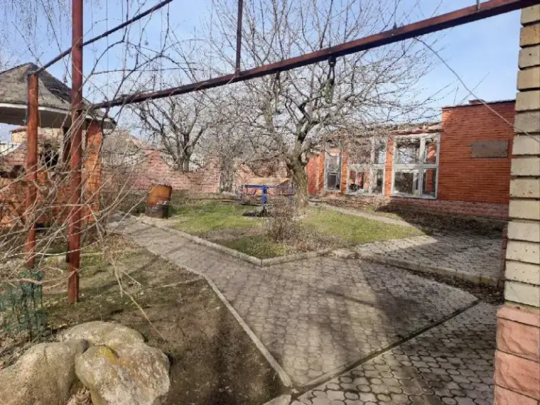 Продам 3-этажный 🏡 дом 289м2 с участком 30 соток

🌇В андреевке (13 км от донецка, мариупольское направление)📍

✅Просторный кирпичный дом (6 уровней) с удобной планировкой: кухня, 3 спальни, кабинет, бильярдная, каминный зал, мансарда, гараж на 2 авто в доме и подвальный этаж. Также есть пристроенный утепленный гараж.

✅Участок 30 соток правильной формы. На территории огородной части участка есть разрешение на строительство. Также на территории расположены хозпостройки, двор и дорожки выложены фэм плиткой.

✅Коммуникации: газ, свет, генератор, водоснабжение из колодца (насос), отопление и гвс через автономный двухконтурный газовый котел.

🌎Отличное расположение – тихое место рядом с городом, удобный подъезд по новой асфальтированной дороге.

💰Стоимость 19 500 000 ₽

📲☎️+79499897033 Наталья

Подписаться | дать объявление - фотография - 3