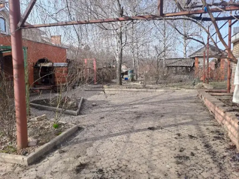 Продам 3-этажный 🏡 дом 289м2 с участком 30 соток

🌇В андреевке (13 км от донецка, мариупольское направление)📍

✅Просторный кирпичный дом (6 уровней) с удобной планировкой: кухня, 3 спальни, кабинет, бильярдная, каминный зал, мансарда, гараж на 2 авто в доме и подвальный этаж. Также есть пристроенный утепленный гараж.

✅Участок 30 соток правильной формы. На территории огородной части участка есть разрешение на строительство. Также на территории расположены хозпостройки, двор и дорожки выложены фэм плиткой.

✅Коммуникации: газ, свет, генератор, водоснабжение из колодца (насос), отопление и гвс через автономный двухконтурный газовый котел.

🌎Отличное расположение – тихое место рядом с городом, удобный подъезд по новой асфальтированной дороге.

💰Стоимость 19 500 000 ₽

📲☎️+79499897033 Наталья

Подписаться | дать объявление - фотография - 4