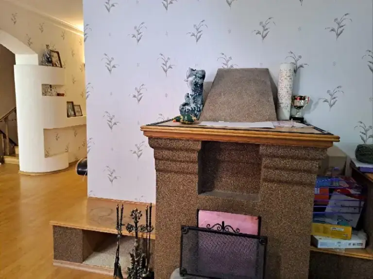 Продам 3-этажный 🏡 дом 289м2 с участком 30 соток

🌇В андреевке (13 км от донецка, мариупольское направление)📍

✅Просторный кирпичный дом (6 уровней) с удобной планировкой: кухня, 3 спальни, кабинет, бильярдная, каминный зал, мансарда, гараж на 2 авто в доме и подвальный этаж. Также есть пристроенный утепленный гараж.

✅Участок 30 соток правильной формы. На территории огородной части участка есть разрешение на строительство. Также на территории расположены хозпостройки, двор и дорожки выложены фэм плиткой.

✅Коммуникации: газ, свет, генератор, водоснабжение из колодца (насос), отопление и гвс через автономный двухконтурный газовый котел.

🌎Отличное расположение – тихое место рядом с городом, удобный подъезд по новой асфальтированной дороге.

💰Стоимость 19 500 000 ₽

📲☎️+79499897033 Наталья

Подписаться | дать объявление - фотография - 5