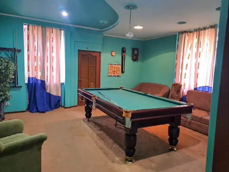 Продам 3-этажный 🏡 дом 289м2 с участком 30 соток

🌇В андреевке (13 км от донецка, мариупольское направление)📍

✅Просторный кирпичный дом (6 уровней) с удобной планировкой: кухня, 3 спальни, кабинет, бильярдная, каминный зал, мансарда, гараж на 2 авто в доме и подвальный этаж. Также есть пристроенный утепленный гараж.

✅Участок 30 соток правильной формы. На территории огородной части участка есть разрешение на строительство. Также на территории расположены хозпостройки, двор и дорожки выложены фэм плиткой.

✅Коммуникации: газ, свет, генератор, водоснабжение из колодца (насос), отопление и гвс через автономный двухконтурный газовый котел.

🌎Отличное расположение – тихое место рядом с городом, удобный подъезд по новой асфальтированной дороге.

💰Стоимость 19 500 000 ₽

📲☎️+79499897033 Наталья

Подписаться | дать объявление - фотография - 6