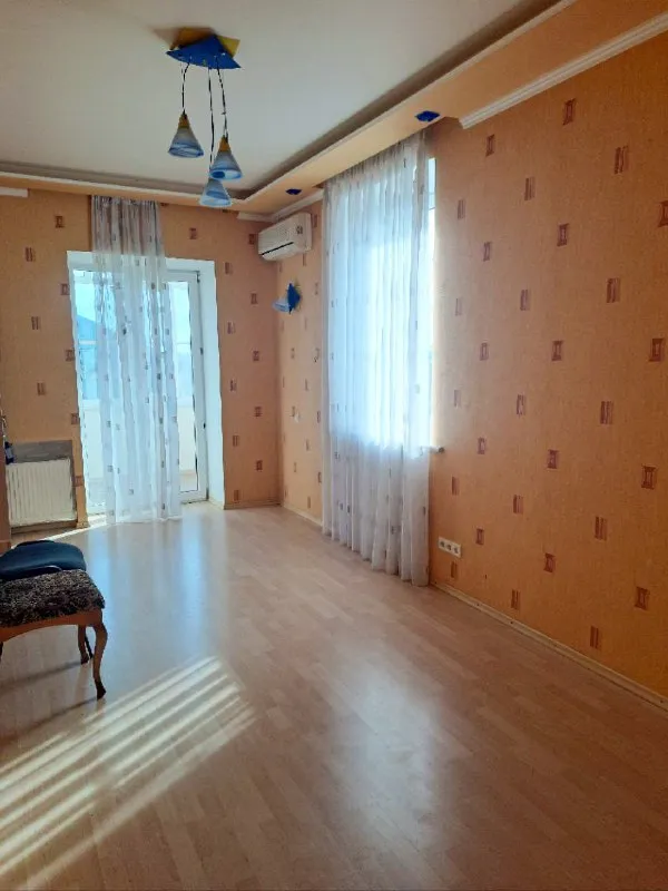 Продам 3-этажный 🏡 дом 289м2 с участком 30 соток

🌇В андреевке (13 км от донецка, мариупольское направление)📍

✅Просторный кирпичный дом (6 уровней) с удобной планировкой: кухня, 3 спальни, кабинет, бильярдная, каминный зал, мансарда, гараж на 2 авто в доме и подвальный этаж. Также есть пристроенный утепленный гараж.

✅Участок 30 соток правильной формы. На территории огородной части участка есть разрешение на строительство. Также на территории расположены хозпостройки, двор и дорожки выложены фэм плиткой.

✅Коммуникации: газ, свет, генератор, водоснабжение из колодца (насос), отопление и гвс через автономный двухконтурный газовый котел.

🌎Отличное расположение – тихое место рядом с городом, удобный подъезд по новой асфальтированной дороге.

💰Стоимость 19 500 000 ₽

📲☎️+79499897033 Наталья

Подписаться | дать объявление - фотография - 7