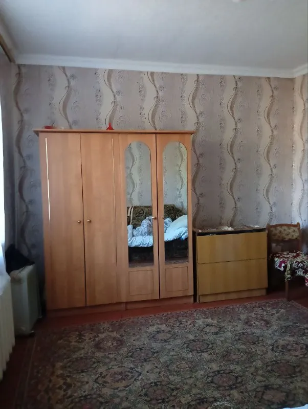 Продам трех комнатную квартиру в кирпичном доме, 67м. Кв. (6 капитальная, пролетарский р-н донецка) ориентир ул. Красной авиации/доблестная. 1/2 этажного, цоколь не низкий, сухая. Пластиковые окна. Чистое, жилое состояние. С мебелью и техникой. Документы готовы. Быстрая сделка. Цена 2 500 000руб. Ан анна + 7 949 470 04 83 (феникс), +7 949 796 89 69 (миранда). - фотография - 1