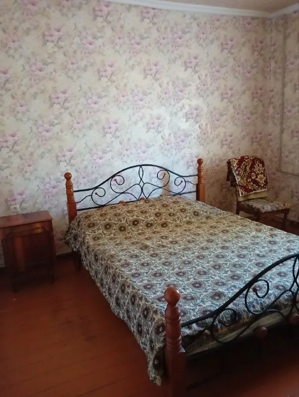 Продам трех комнатную квартиру в кирпичном доме, 67м. Кв. (6 капитальная, пролетарский р-н донецка) ориентир ул. Красной авиации/доблестная. 1/2 этажного, цоколь не низкий, сухая. Пластиковые окна. Чистое, жилое состояние. С мебелью и техникой. Документы готовы. Быстрая сделка. Цена 2 500 000руб. Ан анна + 7 949 470 04 83 (феникс), +7 949 796 89 69 (миранда). - фотография - 2