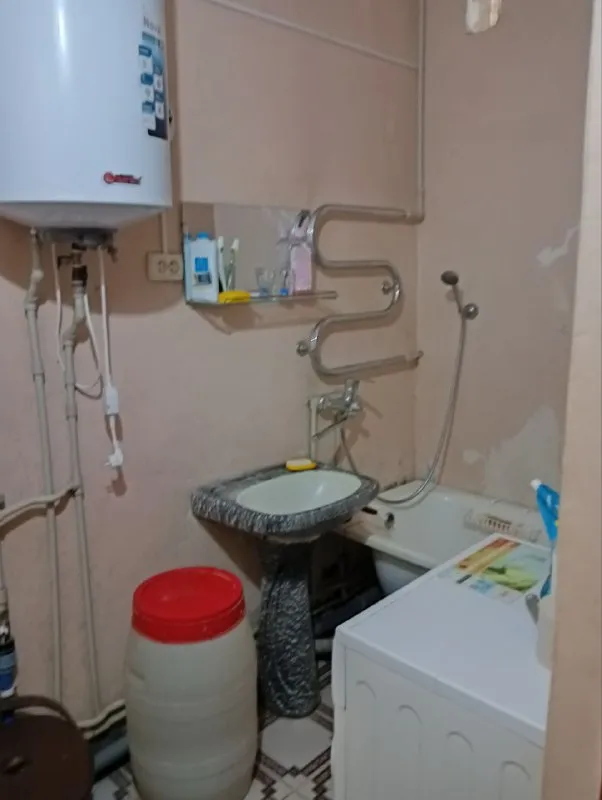 Продам трех комнатную квартиру в кирпичном доме, 67м. Кв. (6 капитальная, пролетарский р-н донецка) ориентир ул. Красной авиации/доблестная. 1/2 этажного, цоколь не низкий, сухая. Пластиковые окна. Чистое, жилое состояние. С мебелью и техникой. Документы готовы. Быстрая сделка. Цена 2 500 000руб. Ан анна + 7 949 470 04 83 (феникс), +7 949 796 89 69 (миранда). - фотография - 3