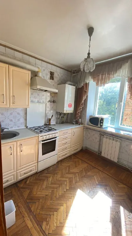 Продается трехкомнатная квартира в городе макеевка, на улице западная.
Квартира расположена на 4 этаже 5 этажного кирпичного дома.
Внутри имеются три раздельные комнаты, раздельный санузел и ⁮автономное отопление!
Установлены металлопластиковые окна. Общая площадь квартиры составляет 66 м?, кухня — 9 м?.
Квартира находится в жилом состоянии. Расположена всего в трех километрах от калининского района донецка.
В районе хорошая транспортная развязка.
Цена 3 600 000
Тел:+79493872678 светлана
+79493410484 Наталья - фотография - 4