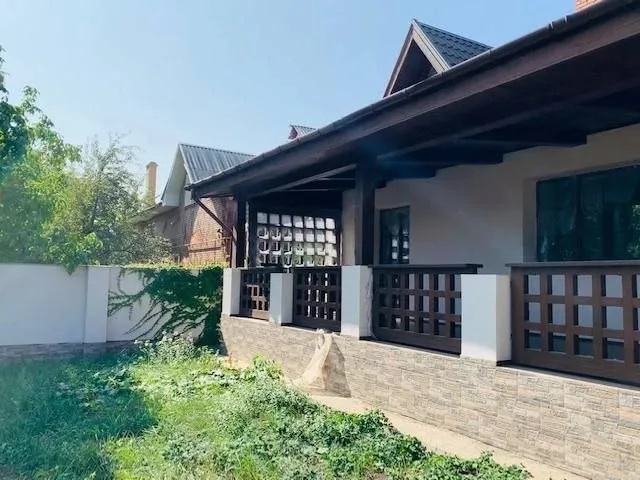 Продается 🏡 новострой !

🌇Донецк, ленинский район ( ул. Универсальная). 📍

✅Предлагаем купить теплый двухэтажный дом площадью 280 кв.
-На первом этаже – просторная уютная гостиная с камином, две комнаты, кухня и санузел. Два выхода – центральный и на задний дворик.
-На втором этаже - три спальни с холлом свободной планировки.
✅В каждой комнате установлены радиаторы.
✅Дом под чистовую отделку.
✅Участок 10 соток приватизированной земли, есть зона для барбекю, веранда, помещение под баню.
🅿Гараж с большим подвалом.

💰Цена 11 000 000 ₽

📲☎️071-341-04-84 Или
📲☎️+79497059697 Ан новый донбасс

Подписаться | дать объявление - фотография - 1