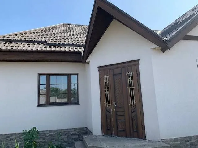 Продается 🏡 новострой !

🌇Донецк, ленинский район ( ул. Универсальная). 📍

✅Предлагаем купить теплый двухэтажный дом площадью 280 кв.
-На первом этаже – просторная уютная гостиная с камином, две комнаты, кухня и санузел. Два выхода – центральный и на задний дворик.
-На втором этаже - три спальни с холлом свободной планировки.
✅В каждой комнате установлены радиаторы.
✅Дом под чистовую отделку.
✅Участок 10 соток приватизированной земли, есть зона для барбекю, веранда, помещение под баню.
🅿Гараж с большим подвалом.

💰Цена 11 000 000 ₽

📲☎️071-341-04-84 Или
📲☎️+79497059697 Ан новый донбасс

Подписаться | дать объявление - фотография - 3