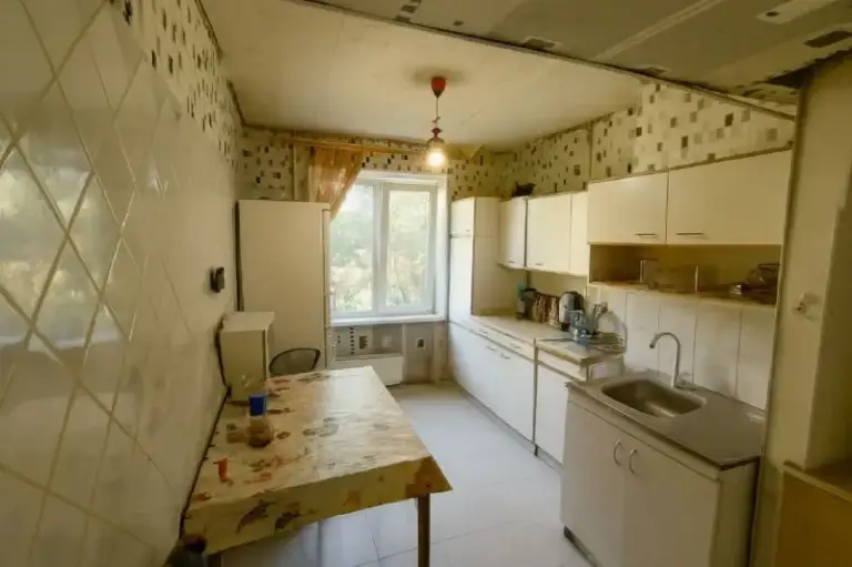 Продаётся 3-комнатная квартира

🌇В донецке, мкр. Текстильщик, ул. Островского. 📍

❗️Просторная квартира под ремонт, 4 этаж 9-этажного панельного дома.  

✅Общая площадь: 65,1 м² 
- Жилая площадь: 37,1 м²
- Кухня: 10,6 м² 
- Комнаты раздельные 
- Санузел смежный 
- Лоджия и балкон
- Лифт в доме работает

✅ Центральное отопление, газ, вода, свет — всё подключено 

📑 Документы готовы к продаже.
💰Цена: 4 599 000 рублей

👁 Показ по договорённости в удобное для вас время :
📲☎️+7 949 018 07 00

Подписаться | дать объявление - фотография - 5