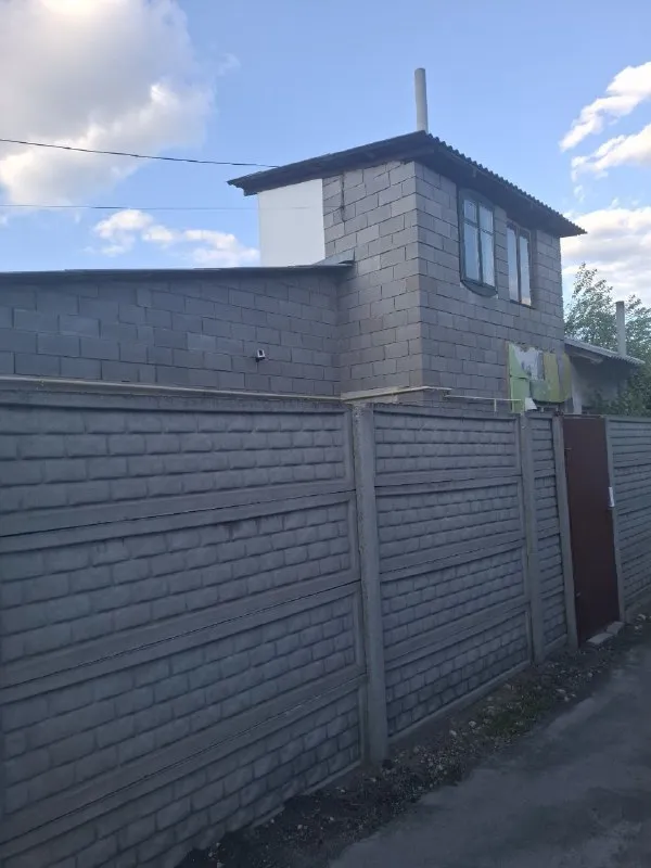 Продаётся уютный дом 🏡
🌇В городе донецк район боссе📍
Характеристики:
✅Общая площадь 82 кв.
✅Просторный зал — 29 м², где хватит места для семейных торжеств и дружеских встреч.
✅ Большая ванная — 8 м².
✅ Кухня — 5,9 м² с новой газовой плитой (установлена в 2025 г. ), где каждое утро можно готовить ароматный завтрак.
✅ Маленький уютный двор. .. /tg-emoji>вся мебель и техника (как на фото) остаются в доме — переезжайте и живите сразу!
✅Документы по ремонту и оборудованию готовы для передачи — никаких хлопот с проверками.
👍Этот дом — идеальный вариант для семьи: комфорт, безопасные коммуникации и всё необходимое в шаговой доступности. Здесь каждый день будет наполнен уютом и радостью!
💰Стоимость 4,6млн. ₽ торг есть.
📲☎️+79493389894 Ан евгения
Подписаться | дать объявление - фотография - 1