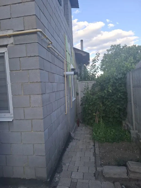 Продаётся уютный дом 🏡
🌇В городе донецк район боссе📍
Характеристики:
✅Общая площадь 82 кв.
✅Просторный зал — 29 м², где хватит места для семейных торжеств и дружеских встреч.
✅ Большая ванная — 8 м².
✅ Кухня — 5,9 м² с новой газовой плитой (установлена в 2025 г. ), где каждое утро можно готовить ароматный завтрак.
✅ Маленький уютный двор. .. /tg-emoji>вся мебель и техника (как на фото) остаются в доме — переезжайте и живите сразу!
✅Документы по ремонту и оборудованию готовы для передачи — никаких хлопот с проверками.
👍Этот дом — идеальный вариант для семьи: комфорт, безопасные коммуникации и всё необходимое в шаговой доступности. Здесь каждый день будет наполнен уютом и радостью!
💰Стоимость 4,6млн. ₽ торг есть.
📲☎️+79493389894 Ан евгения
Подписаться | дать объявление - фотография - 2