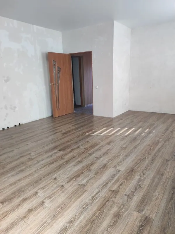 Продаётся уютный дом 🏡
🌇В городе донецк район боссе📍
Характеристики:
✅Общая площадь 82 кв.
✅Просторный зал — 29 м², где хватит места для семейных торжеств и дружеских встреч.
✅ Большая ванная — 8 м².
✅ Кухня — 5,9 м² с новой газовой плитой (установлена в 2025 г. ), где каждое утро можно готовить ароматный завтрак.
✅ Маленький уютный двор. .. /tg-emoji>вся мебель и техника (как на фото) остаются в доме — переезжайте и живите сразу!
✅Документы по ремонту и оборудованию готовы для передачи — никаких хлопот с проверками.
👍Этот дом — идеальный вариант для семьи: комфорт, безопасные коммуникации и всё необходимое в шаговой доступности. Здесь каждый день будет наполнен уютом и радостью!
💰Стоимость 4,6млн. ₽ торг есть.
📲☎️+79493389894 Ан евгения
Подписаться | дать объявление - фотография - 5