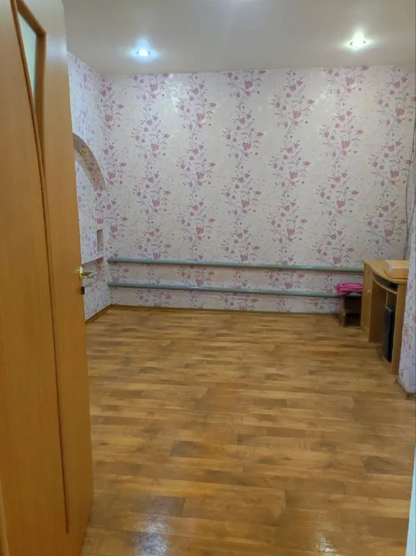 Продаётся уютный дом 🏡
🌇В городе донецк район боссе📍
Характеристики:
✅Общая площадь 82 кв.
✅Просторный зал — 29 м², где хватит места для семейных торжеств и дружеских встреч.
✅ Большая ванная — 8 м².
✅ Кухня — 5,9 м² с новой газовой плитой (установлена в 2025 г. ), где каждое утро можно готовить ароматный завтрак.
✅ Маленький уютный двор. .. /tg-emoji>вся мебель и техника (как на фото) остаются в доме — переезжайте и живите сразу!
✅Документы по ремонту и оборудованию готовы для передачи — никаких хлопот с проверками.
👍Этот дом — идеальный вариант для семьи: комфорт, безопасные коммуникации и всё необходимое в шаговой доступности. Здесь каждый день будет наполнен уютом и радостью!
💰Стоимость 4,6млн. ₽ торг есть.
📲☎️+79493389894 Ан евгения
Подписаться | дать объявление - фотография - 6