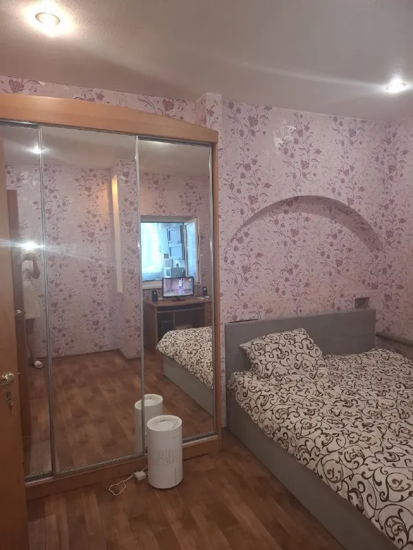 Продаётся уютный дом 🏡
🌇В городе донецк район боссе📍
Характеристики:
✅Общая площадь 82 кв.
✅Просторный зал — 29 м², где хватит места для семейных торжеств и дружеских встреч.
✅ Большая ванная — 8 м².
✅ Кухня — 5,9 м² с новой газовой плитой (установлена в 2025 г. ), где каждое утро можно готовить ароматный завтрак.
✅ Маленький уютный двор. .. /tg-emoji>вся мебель и техника (как на фото) остаются в доме — переезжайте и живите сразу!
✅Документы по ремонту и оборудованию готовы для передачи — никаких хлопот с проверками.
👍Этот дом — идеальный вариант для семьи: комфорт, безопасные коммуникации и всё необходимое в шаговой доступности. Здесь каждый день будет наполнен уютом и радостью!
💰Стоимость 4,6млн. ₽ торг есть.
📲☎️+79493389894 Ан евгения
Подписаться | дать объявление - фотография - 7