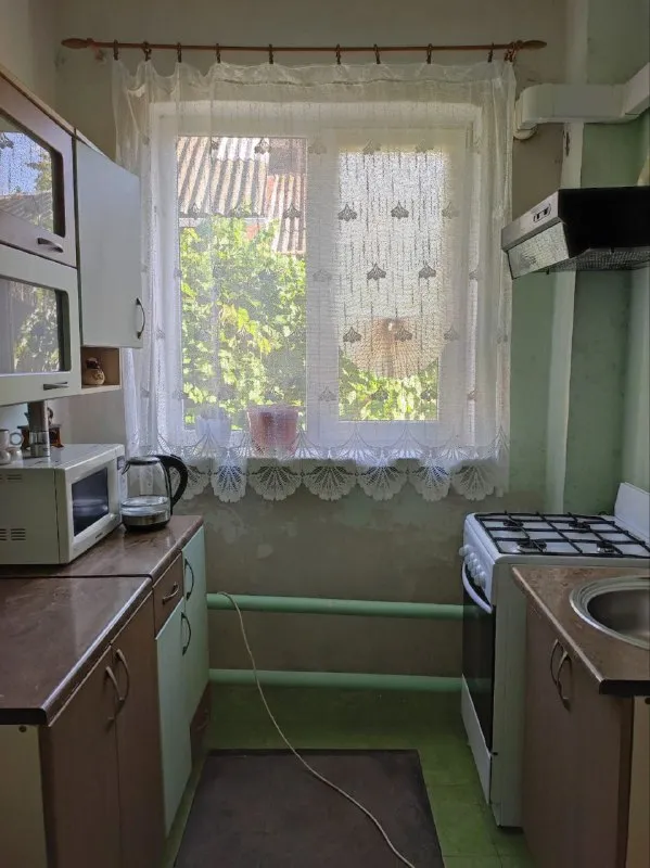 Продаётся уютный дом 🏡
🌇В городе донецк район боссе📍
Характеристики:
✅Общая площадь 82 кв.
✅Просторный зал — 29 м², где хватит места для семейных торжеств и дружеских встреч.
✅ Большая ванная — 8 м².
✅ Кухня — 5,9 м² с новой газовой плитой (установлена в 2025 г. ), где каждое утро можно готовить ароматный завтрак.
✅ Маленький уютный двор. .. /tg-emoji>вся мебель и техника (как на фото) остаются в доме — переезжайте и живите сразу!
✅Документы по ремонту и оборудованию готовы для передачи — никаких хлопот с проверками.
👍Этот дом — идеальный вариант для семьи: комфорт, безопасные коммуникации и всё необходимое в шаговой доступности. Здесь каждый день будет наполнен уютом и радостью!
💰Стоимость 4,6млн. ₽ торг есть.
📲☎️+79493389894 Ан евгения
Подписаться | дать объявление - фотография - 8