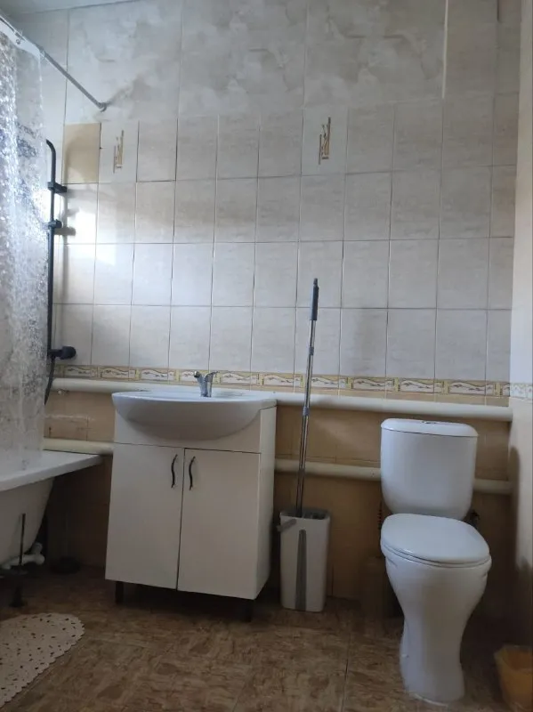 Продаётся уютный дом 🏡
🌇В городе донецк район боссе📍
Характеристики:
✅Общая площадь 82 кв.
✅Просторный зал — 29 м², где хватит места для семейных торжеств и дружеских встреч.
✅ Большая ванная — 8 м².
✅ Кухня — 5,9 м² с новой газовой плитой (установлена в 2025 г. ), где каждое утро можно готовить ароматный завтрак.
✅ Маленький уютный двор. .. /tg-emoji>вся мебель и техника (как на фото) остаются в доме — переезжайте и живите сразу!
✅Документы по ремонту и оборудованию готовы для передачи — никаких хлопот с проверками.
👍Этот дом — идеальный вариант для семьи: комфорт, безопасные коммуникации и всё необходимое в шаговой доступности. Здесь каждый день будет наполнен уютом и радостью!
💰Стоимость 4,6млн. ₽ торг есть.
📲☎️+79493389894 Ан евгения
Подписаться | дать объявление - фотография - 9