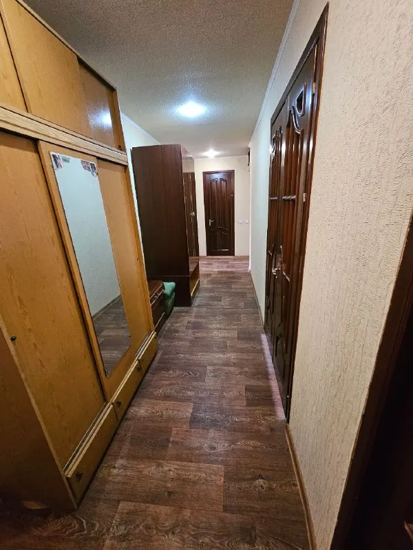 ‼️Продажа квартиры‼️

🏡Продаётся 3-трехкомнатная квартира ворошиловский р-н
🗺Г. Донецк днр пр-т комсомольский, район набережной, недалеко площади ленина

✅Этажность–5/9 жилого дома
✅Общая площадь–65.1 м2
✅Кухня–10 м2

✅Комнаты раздельные, лоджия и балкон застеклены, две кладовые (в квартире и на лестничной площадке), есть бойлер
✅Квартира продаётся с мебелью и техникой
✅Удобная транспортная развязка, рядом магазины, школа, детский сад
🧾Документы готовы
🔥Собственник

💴Цена: 9🍋000.000 рублей
☎️+7(949) 371-59-73

📨Подписаться - фотография - 1