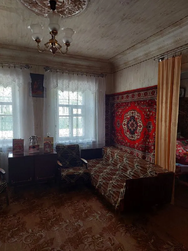 🅰️🅰️🅰️🅰️🅰️🅰️

Срочно продам добротный дом

📍Г. Макеевка, горняцкий район, ул. Кулакова, ост. "мирный"
📍Место просто шикарное!!! Напротив школы 49

✅Очень ухоженная, чистая улица
✅Дом не угловой
✅Газифицирован, высокие потолки
✅4 Жилые комнаты + кухня, коридор, большая кладовка. ✅гараж со смотровой ямой
✅Летняя кухня с газом
✅Ухоженный двор и огород (земли 6/100, приватизированна!!!)

Имеется большой, обустроенный погреб (вход в погреб с улицы и с дома)

Документы полностью готовы к продаже, долги по ком. Платежам отсутствуют. Вышлю много фото по запросу.

5.000.000Р + торг

+79493823418 - фотография - 6