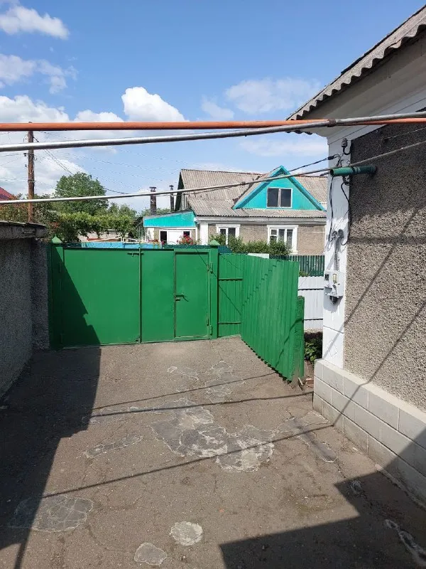 🅰️🅰️🅰️🅰️🅰️🅰️

Срочно продам добротный дом

📍Г. Макеевка, горняцкий район, ул. Кулакова, ост. "мирный"
📍Место просто шикарное!!! Напротив школы 49

✅Очень ухоженная, чистая улица
✅Дом не угловой
✅Газифицирован, высокие потолки
✅4 Жилые комнаты + кухня, коридор, большая кладовка. ✅гараж со смотровой ямой
✅Летняя кухня с газом
✅Ухоженный двор и огород (земли 6/100, приватизированна!!!)

Имеется большой, обустроенный погреб (вход в погреб с улицы и с дома)

Документы полностью готовы к продаже, долги по ком. Платежам отсутствуют. Вышлю много фото по запросу.

5.000.000Р + торг

+79493823418 - фотография - 7