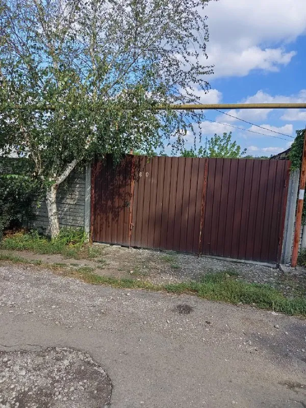 ‼️Продажа дома‼️
🏡Продам дом 60 м2
🗺Г. Донецк днр калининский район 500 метров от парк-роща,
1.000 Метров от донбасс арены
🏡Участок 6 соток, крыша перекрыта, газ подключен 2 года назад, окна пластик, отвод от городской трубы новый пластик ✅дом крепкий, внутри требует косметики, во двор поместиться 2-3 машины
✅Ворота относительно новые, заборы также частично новые, яма сливная новая, сделана 2 года назад, по улице есть канализация
🧾Документы готовы, я
🔥Собственик
💴Цена: 4🍋9 млн рублей возможен обмена на 1 комн. Кв. +доплата
☎️+7(949) 492-66-15
📞Звоните, сообщения не читаю
📨Подписаться - фотография - 1