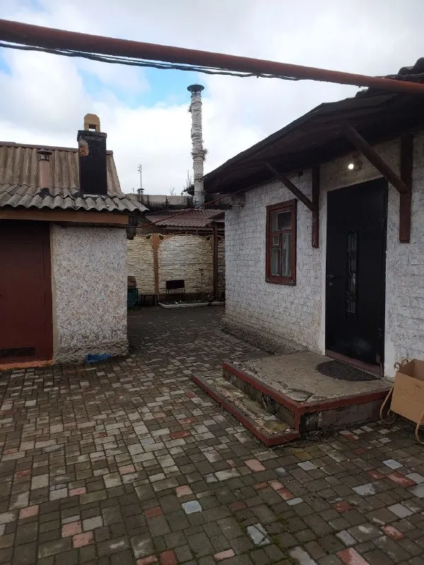 Продам 🏡дом (квартира на земле)

🌆Г. Макеевка, горняцкий район, ул. Минская. Центр, напротив "пятерички"📍

✅Улица асфальтированная.
✅Площадь дома 74м², из бутового камня.
⛽Отопление газовое.
✅Все окна пластиковые, решетки на окнах. Кондиционер, санузел совместный, все в плитке.
✅Две спальни, +зал, коридор и кухня. - фотография - 1