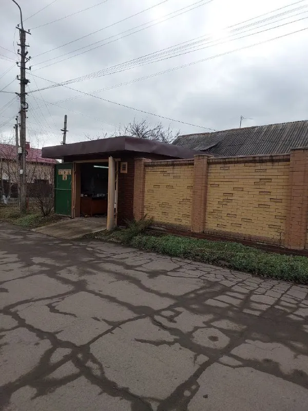 Продам 🏡дом (квартира на земле)

🌆Г. Макеевка, горняцкий район, ул. Минская. Центр, напротив "пятерички"📍

✅Улица асфальтированная.
✅Площадь дома 74м², из бутового камня.
⛽Отопление газовое.
✅Все окна пластиковые, решетки на окнах. Кондиционер, санузел совместный, все в плитке.
✅Две спальни, +зал, коридор и кухня. - фотография - 5
