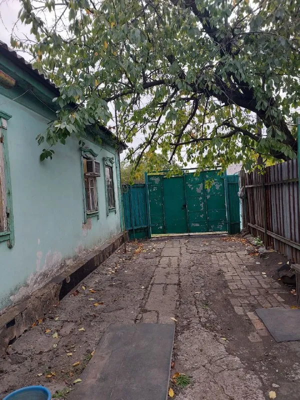 Срочно продам 🏡 дом
🌇Центрально-городской район, г. Макеевка. 24 линия, ул. Калинина. 📍
🏡Дом газифицирован, 5 жилых комнат + кухня, большой санузел. Высота потолков 2,85м.
✅В доме большой сухой погреб. ✅обычное жилое состояние, все родное. Земли 3/100.
🅿 Во дворе гараж со смотровой ямой и сарай на две комнаты.
💧По улице идёт центральная канализация.
👍Отличное место.
🌎В шаговой доступности детская больница, садик, школа, рынок, магазины.
📃Документы готовы к продаже. По запросу вышлю больше фото.
💰Цена 3 700 000 ₽ + торг❗️
📲☎️+79493823418 Инна
Подписаться | дать объявление - фотография - 2