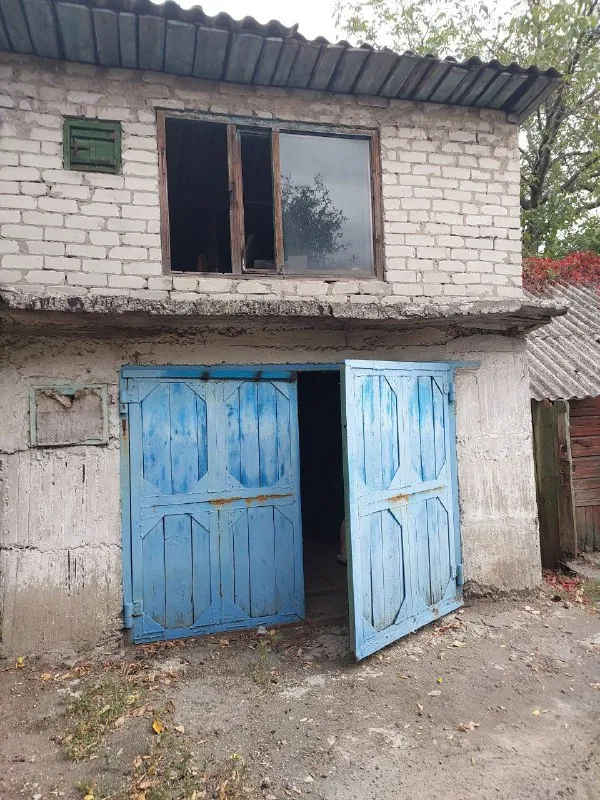 Срочно продам 🏡 дом
🌇Центрально-городской район, г. Макеевка. 24 линия, ул. Калинина. 📍
🏡Дом газифицирован, 5 жилых комнат + кухня, большой санузел. Высота потолков 2,85м.
✅В доме большой сухой погреб. ✅обычное жилое состояние, все родное. Земли 3/100.
🅿 Во дворе гараж со смотровой ямой и сарай на две комнаты.
💧По улице идёт центральная канализация.
👍Отличное место.
🌎В шаговой доступности детская больница, садик, школа, рынок, магазины.
📃Документы готовы к продаже. По запросу вышлю больше фото.
💰Цена 3 700 000 ₽ + торг❗️
📲☎️+79493823418 Инна
Подписаться | дать объявление - фотография - 3