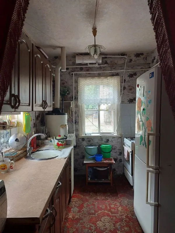Срочно продам 🏡 дом
🌇Центрально-городской район, г. Макеевка. 24 линия, ул. Калинина. 📍
🏡Дом газифицирован, 5 жилых комнат + кухня, большой санузел. Высота потолков 2,85м.
✅В доме большой сухой погреб. ✅обычное жилое состояние, все родное. Земли 3/100.
🅿 Во дворе гараж со смотровой ямой и сарай на две комнаты.
💧По улице идёт центральная канализация.
👍Отличное место.
🌎В шаговой доступности детская больница, садик, школа, рынок, магазины.
📃Документы готовы к продаже. По запросу вышлю больше фото.
💰Цена 3 700 000 ₽ + торг❗️
📲☎️+79493823418 Инна
Подписаться | дать объявление - фотография - 8