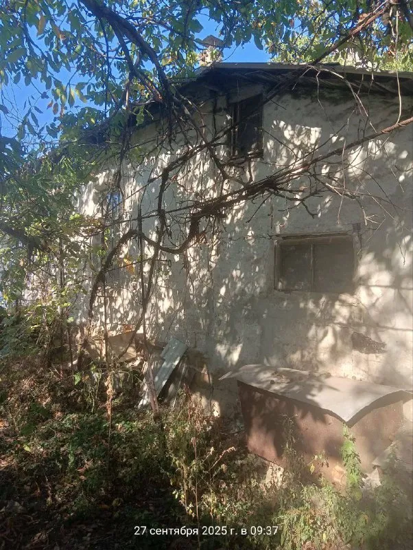 👇Продам квартиру на земле (часть дома) - 81м. Кв, двор 8 соток, буденновский р-н, ориентир ул. Крепильщиков / ул. Большевиков / шк-137, остановка в 1 минуте ходьбы. Три комнаты. Газ и вода не заведены. Потолки высокие, окна большие. Под ремонт. Возможность прописки. Хорошее месторасположение. Цена 600 000руб. Ан анна + 7 949 470 04 83 (феникс), +7 949 796 89 69 (миранда). - фотография - 1