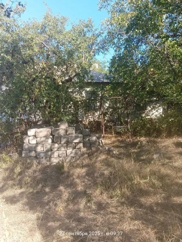 👇Продам квартиру на земле (часть дома) - 81м. Кв, двор 8 соток, буденновский р-н, ориентир ул. Крепильщиков / ул. Большевиков / шк-137, остановка в 1 минуте ходьбы. Три комнаты. Газ и вода не заведены. Потолки высокие, окна большие. Под ремонт. Возможность прописки. Хорошее месторасположение. Цена 600 000руб. Ан анна + 7 949 470 04 83 (феникс), +7 949 796 89 69 (миранда). - фотография - 2