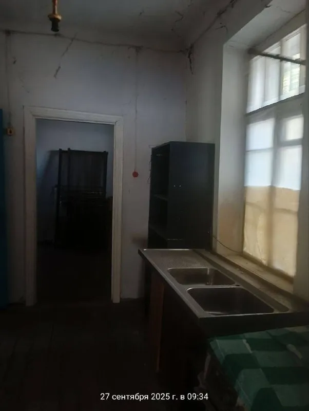 👇Продам квартиру на земле (часть дома) - 81м. Кв, двор 8 соток, буденновский р-н, ориентир ул. Крепильщиков / ул. Большевиков / шк-137, остановка в 1 минуте ходьбы. Три комнаты. Газ и вода не заведены. Потолки высокие, окна большие. Под ремонт. Возможность прописки. Хорошее месторасположение. Цена 600 000руб. Ан анна + 7 949 470 04 83 (феникс), +7 949 796 89 69 (миранда). - фотография - 3