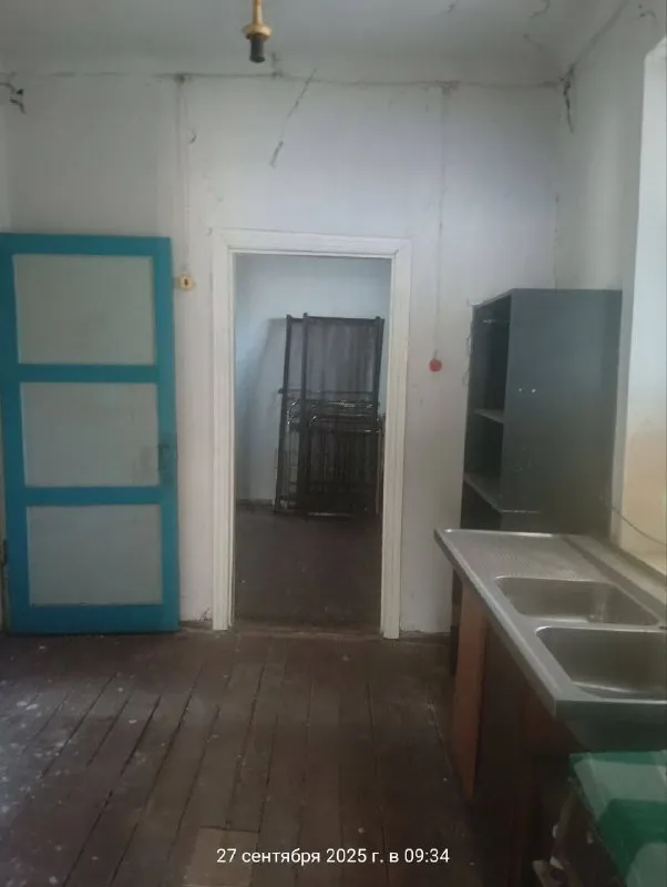 👇Продам квартиру на земле (часть дома) - 81м. Кв, двор 8 соток, буденновский р-н, ориентир ул. Крепильщиков / ул. Большевиков / шк-137, остановка в 1 минуте ходьбы. Три комнаты. Газ и вода не заведены. Потолки высокие, окна большие. Под ремонт. Возможность прописки. Хорошее месторасположение. Цена 600 000руб. Ан анна + 7 949 470 04 83 (феникс), +7 949 796 89 69 (миранда). - фотография - 4