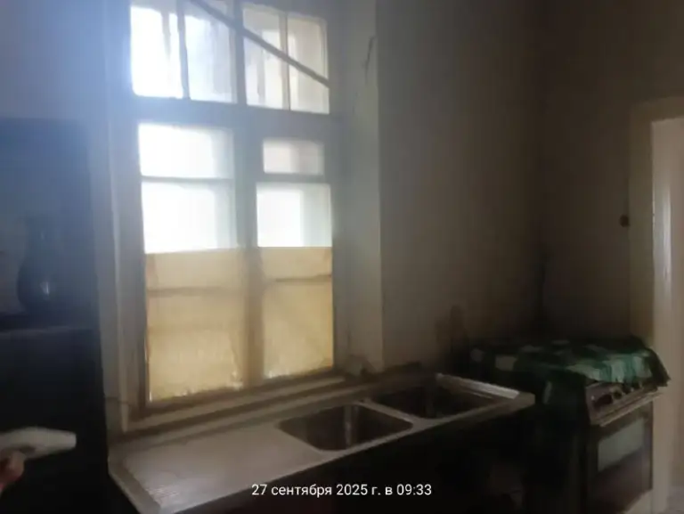 👇Продам квартиру на земле (часть дома) - 81м. Кв, двор 8 соток, буденновский р-н, ориентир ул. Крепильщиков / ул. Большевиков / шк-137, остановка в 1 минуте ходьбы. Три комнаты. Газ и вода не заведены. Потолки высокие, окна большие. Под ремонт. Возможность прописки. Хорошее месторасположение. Цена 600 000руб. Ан анна + 7 949 470 04 83 (феникс), +7 949 796 89 69 (миранда). - фотография - 5