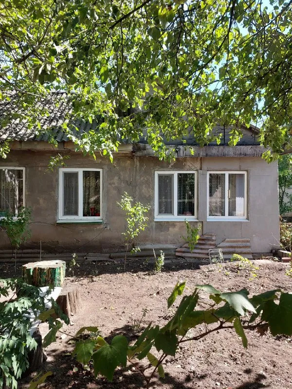 Срочно продам 2 дома на участке

🌇Макеевка, центрально-городской район, 28 линия, ул. Горького 📍

🔹Участок земли 7/100.
🔹Отличная улица, полностью вся асфальтированная
🔹На участке находятся 2 газифицированых дома
🔹Один 90м², второй 65м². Пластиковые окна.
🔹Дом 90м²: 5 жилых комнат, + санузел, кухня.
🔹Дом 65м²: 3 жилые комнаты, +кухня.
🔹В шаговой доступности школа, садик, больница, рынок, остановка.

❗️Долгов и прописаных нет

💰 Цена 6 700 000р
+ Торг уместен

Все детали по телефону, вышлю много фото:
📲☎️+79493823418 Инна

Подписаться | дать объявление - фотография - 1