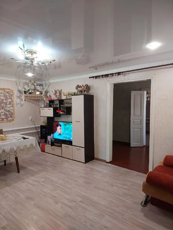 Срочно продам 2 дома на участке

🌇Макеевка, центрально-городской район, 28 линия, ул. Горького 📍

🔹Участок земли 7/100.
🔹Отличная улица, полностью вся асфальтированная
🔹На участке находятся 2 газифицированых дома
🔹Один 90м², второй 65м². Пластиковые окна.
🔹Дом 90м²: 5 жилых комнат, + санузел, кухня.
🔹Дом 65м²: 3 жилые комнаты, +кухня.
🔹В шаговой доступности школа, садик, больница, рынок, остановка.

❗️Долгов и прописаных нет

💰 Цена 6 700 000р
+ Торг уместен

Все детали по телефону, вышлю много фото:
📲☎️+79493823418 Инна

Подписаться | дать объявление - фотография - 6