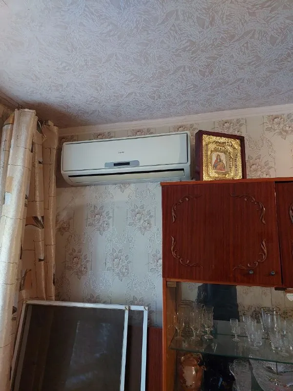 Срочно продам 2ком. Квартиру

🏙️Г. Макеевка, червоногвардейский район, ул. Уборевича, д.9. 📍

🔹4/6, Не угловая. Дом кирпичный
🔹Отличное место: остановка перед домом, магазины в доме, садик, котельная во дворе.
🔹Тихий, ухоженный двор.
🔹Квартира очень тёплая
🔹В квартире: железная, добротная входная дверь, пластиковые окна, стояки и отопление новые, счётчики на воду и на газ, санузел раздельный (канализация и вода заменены), кондиционер, дверь на балкон пластиковая (закуплены окна на остекление балкона)
🔹Состояние квартиры обычное, жилое. Подъезд чистый, во всём подъезде пластиковые окна.

💰 Цена 2 000 000 ₽ + торг.

📲☎️ +79493823418 Инна. По запросу вышлю больше фото

Подписаться | дать объявление - фотография - 3