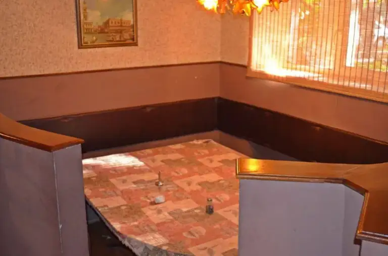 Продам нежилое помещение, площадью 143 м2 по документам +10м2(кладовка не учтена)

🏙️Г. Харцызск, м-он металлургов дом 10 📍

🔹Ранее в помещении было кафе.
🔹Продаётся со всем оборудованием (если не нужно вывезем)
🔹Окна по-плану есть, мы заложили, но можно вернуть если вам нужны окна.
🔹Подключено напряжение 380 вольт
🔹Отопление отключено за ненадобностью! В подвале под помещением проходят трубы отопления и в помещении тепло даже в морозы
🔹Канализация и водоснабжение центральные.
🔹 - фотография - 4
