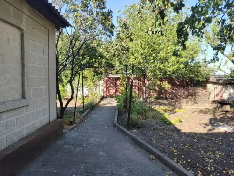 ‼️Продажа дома‼️

🏡Продаётся дом от собственника🗺г. Харцызск днр ул. Серова

✅В доме четыре комнаты, гардеробная, большой коридор, большая кухня, ванная комната, кладовая и котельная
Земля не приватизирована
🏡На участке гараж, сарай из шлакоблока, колодец с технической водой, сливная яма,
Окна пластиковые
✅Газовое отопление двухконтурный итальянский котел бакси
✅Пластиковые трубы алюминиевые батареи
✅Межкомнатные двери установлены
✅Внутри под ремонт, 150 метров хотьбы до ставка с рыбой
🔥Собственник

💴Цена: 3🍋000.000 рублей
📞Звонить на номер;
☎️+7(949) 356-89-97

📨Подписаться - фотография - 5