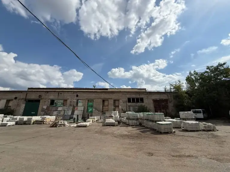 Снижение стоимости ❗️❗️

Продажа производственного помещения с офисной частью

🌇В буденновском районе донецка (пересечение улиц светлого пути и левобережной)📍

✅Общая площадь помещений 6248 м. Кв. Два офисных здания в два этажа, хорошее состоянии, производственная площадь с тремя кран-балками. Высота потолков 7 м. Асфальт в уровень с заездом.

✅Площадь цеха 5182.2 м. Кв. , цех не отапливаемый! Проведено электричество.

✅Площадь офисных зданий 539.1 м. Кв. И 526.9 м. Кв. Подведены все коммуникации. - фотография - 2