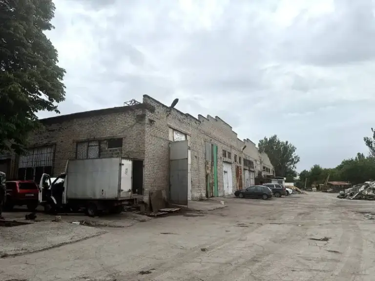 Снижение стоимости ❗️❗️

Продажа производственного помещения с офисной частью

🌇В буденновском районе донецка (пересечение улиц светлого пути и левобережной)📍

✅Общая площадь помещений 6248 м. Кв. Два офисных здания в два этажа, хорошее состоянии, производственная площадь с тремя кран-балками. Высота потолков 7 м. Асфальт в уровень с заездом.

✅Площадь цеха 5182.2 м. Кв. , цех не отапливаемый! Проведено электричество.

✅Площадь офисных зданий 539.1 м. Кв. И 526.9 м. Кв. Подведены все коммуникации. - фотография - 3