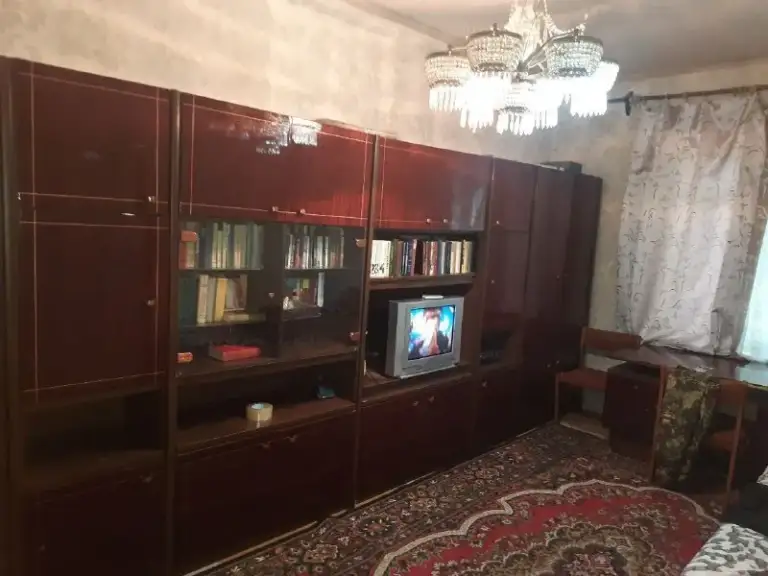 Сдаётся 3х комнатная квартира

🌇Донецк, объединённый ул б. Магистральная пролетарский район📍

✅Высокий цоколь, решётки на окнах
✅Прекрасная транспортная развязка - маршрутки и трамвай
✅Отличная инфраструктура ( вещевой, продуктовый и авторынки, аптека, магазины, школы, детсады, дк юбилейный, больница, банк, почта и т д)
✅Безопасный район, тихий двор
✅Вся необходимая мебель и бытовая техника ( холодильник, стиральная машинка- ав. .. " style="background-image:url('//telegram. Org/img/emoji/40/e29bbd. Png')">⛽газовая колонка
💦Вода исправно по графику, напор отличный
📷Дополнительные фото вышлю
❗️Гражданским.
Без домашних животных

💰Цена 27 000 ₽ + к/у+залог+ комиссия агентства
Залог можно разбить на два платежа. Оплата по факту заселения

📲☎️+79493523316

Подписаться | дать объявление - фотография - 3