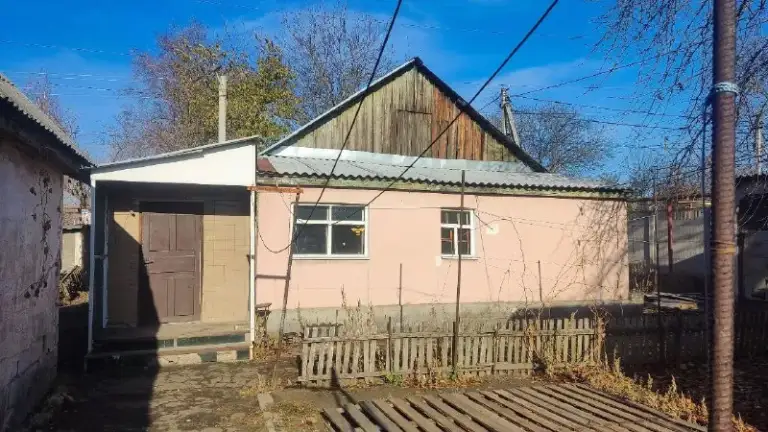 🅰️🅰️🅰️🅰️🅰️🅰️
🅰️🅰️🅰️
Пролетарский район, поселок чулковка, вторая остановка от рынка
Участок 6 соток с гаражом и хозяйственными постройками
Газ не подключен, но труба уже на участке
Крыша недавно отремонтирована
В доме 3 комнаты
Документы готовы
Цена 2,65 млн руб
+79490369160
+79493028735 - фотография - 1