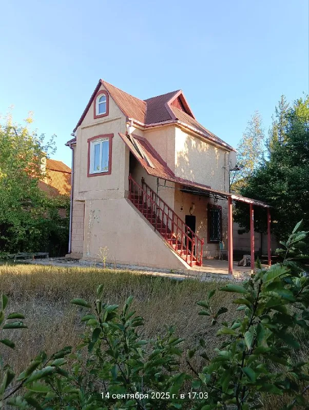 Продам 2х этажную приватизированную дачу (ориентир караванная (авдотьино), ликероводочный завод). Скважина. Современная дача с хорошим ремонтом и современной мебелью. На 1м этаже кухня-гостиная и сан. Узел (просторный), коридор. На 2м этаже – две изолированные спальни и балкон. Участок 5.2 сотки (приватизирован). Мангальная зона, уличный душ и туалет, хоз. Блок. Забор по периметру, заезд во двор. Рядом остановка транспорта – 51 автобус. Цена 3 500 000руб. Торг. Ан анна +7 949 470 04 83 (феникс), +7 949 796 89 69 (миранда). - фотография - 1