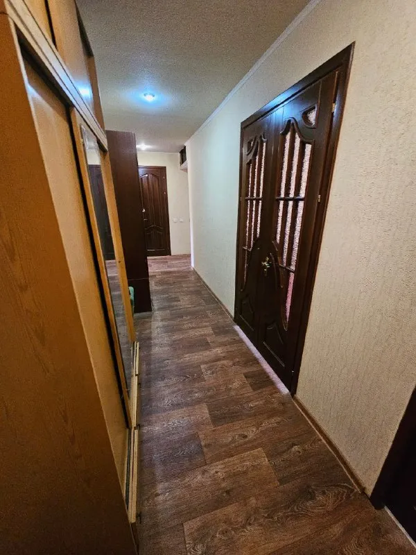 ‼️Продажа квартиры‼️

🏡Продаётся 3-трехкомнатная квартира🗺г. Донецк днр ворошиловский р-н, пр-кт комсомольский, район набережной, недалеко от площади ленина

✅Этажность–5/9 жилого дома
✅Общая площадь–65.1 м2
✅Кухня–10 м2

✅Комнаты раздельные, лоджия и балкон застеклены, две кладовые
✅В квартире и на лестничной площадке есть бойлер
✅Квартира продается с мебелью и техникой
✅Удобная транспортная развязка, рядом магазины, школа, детский сад
🧾Документы готовы
🔥Собственник

💴Цена: 8🍋700.000 рублей
☎️+7(949) 371-59-73

Недвижимость днр - фотография - 1