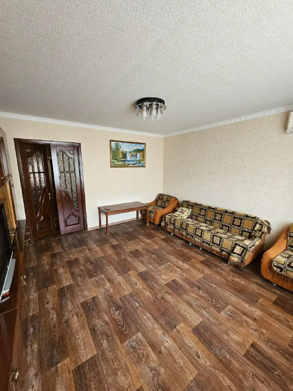 ‼️Продажа квартиры‼️

🏡Продаётся 3-трехкомнатная квартира🗺г. Донецк днр ворошиловский р-н, пр-кт комсомольский, район набережной, недалеко от площади ленина

✅Этажность–5/9 жилого дома
✅Общая площадь–65.1 м2
✅Кухня–10 м2

✅Комнаты раздельные, лоджия и балкон застеклены, две кладовые
✅В квартире и на лестничной площадке есть бойлер
✅Квартира продается с мебелью и техникой
✅Удобная транспортная развязка, рядом магазины, школа, детский сад
🧾Документы готовы
🔥Собственник

💴Цена: 8🍋700.000 рублей
☎️+7(949) 371-59-73

Недвижимость днр - фотография - 3