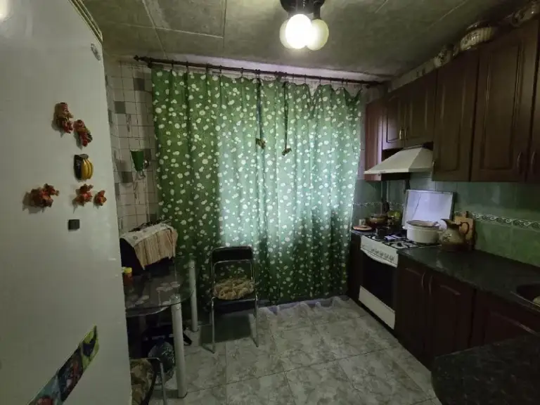 ❗Продается❗

2-Хкомнатная квартира в кировском районе, макеевка (ориентир - стадион "авангард")

Состояние отличное. Общая площадь - 49 м2. Этаж - 4/5. Угловая.

Новому хозяину остается мебель, техника - по договоренности. В квартире установлены пластиковые окна. Лоджия застеклена (пластик), внутреннее утепление. Потолки натяжные (частично), пол утеплен + ламинат. Межкомнатные двери - натуральное дерево. Санузел раздельный. Плитка на кухне и в ванной комнате. Есть нагревательный бак. Накопительный бак - 150л (нержавейка).

Все коммуникации в рабочем состоянии. Произведена замена системы водяных труб. Отопление централизованное, новые отопительные радиаторы (чугун). Свет, вода - счетчики.

Документы в работе.

Цена - 3.7 млн. Руб. + торг

+79495525076
+79494847559 - фотография - 5