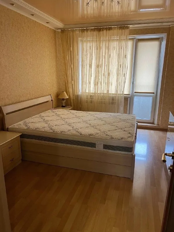 Сдается 3-комнатная квартира

🌇Донецк в буденновском районе, заперевальная (ориентиры — караван, обжора)📍

Описание квартиры:

- Кооперативный дом, 7/9 этажей.
- Вид на церковь, не угловая, окна на две стороны.
- Раздельные комнаты.
- Автономное отопление (газовый котел).
- Теплые полы в ванной, туалете и на встроенном балконе.

Оснащение:
- Вся необходимая мебель и бытовая техника.
- Кондиционеры.
- Посудомоечная машина.
- Джакузи.

Район:
- Хорошие соседи.
- Удобное расположение: в шаговой доступности магазины «молоко», «ашан», «караван», «обжора», два рынка.

Условия аренды:
💰Цена: 35000 руб. + к/у (недорогие благодаря газовому отоплению и счетчикам)+  залог + услуги агентства.
Оплата по факту заселения

📲☎️+7 949 352-33-16

Подписаться | дать объявление - фотография - 4