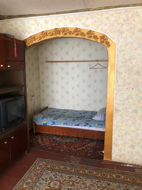 Сдаю однокомнатную квартиру в киевском районе (проспект киевский), 1 этаж из 9, высокий цоколь.
В квартире есть абсолютно все для проживания: раскладной диван, стиральная машинка, кухонный гарнитур, микроволновка, духовой шкаф с варочной панелью, бойлер.
Отличное расположение квартиры, в пешей доступности остановки общественного транспорта.
Стоимость аренды квартиры 22000р

По поводу аренды пишите в тг: @poet_773 - фотография - 2