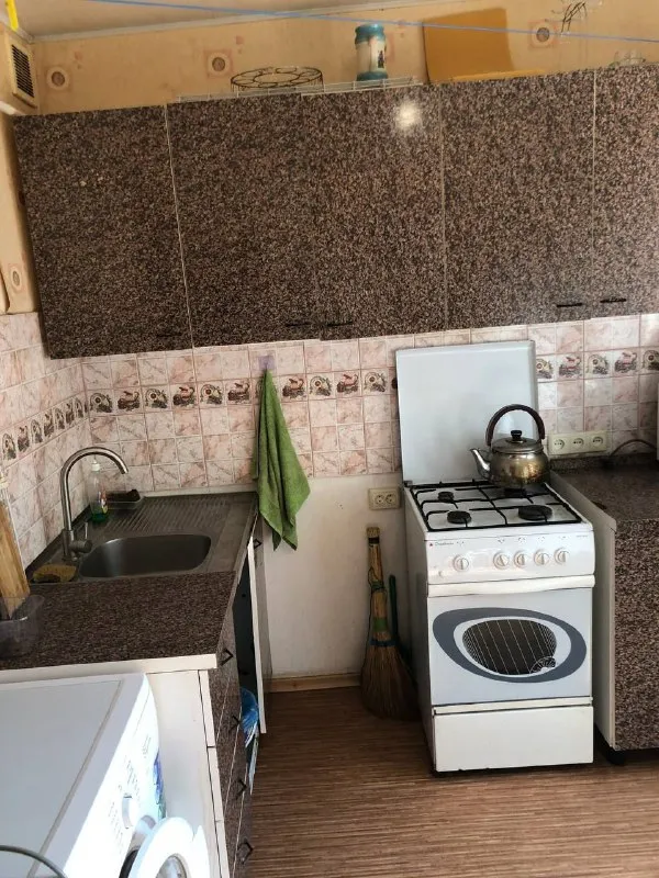 Сдаю однокомнатную квартиру в киевском районе (проспект киевский), 1 этаж из 9, высокий цоколь.
В квартире есть абсолютно все для проживания: раскладной диван, стиральная машинка, кухонный гарнитур, микроволновка, духовой шкаф с варочной панелью, бойлер.
Отличное расположение квартиры, в пешей доступности остановки общественного транспорта.
Стоимость аренды квартиры 22000р

По поводу аренды пишите в тг: @poet_773 - фотография - 4